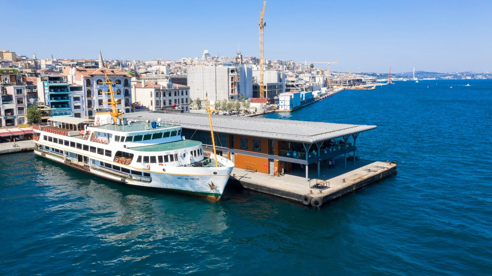 Karaköy Şehir Hatları Yüzer İskelesi'ne yanaşmış vapur ve kıyının havadan görünüşü