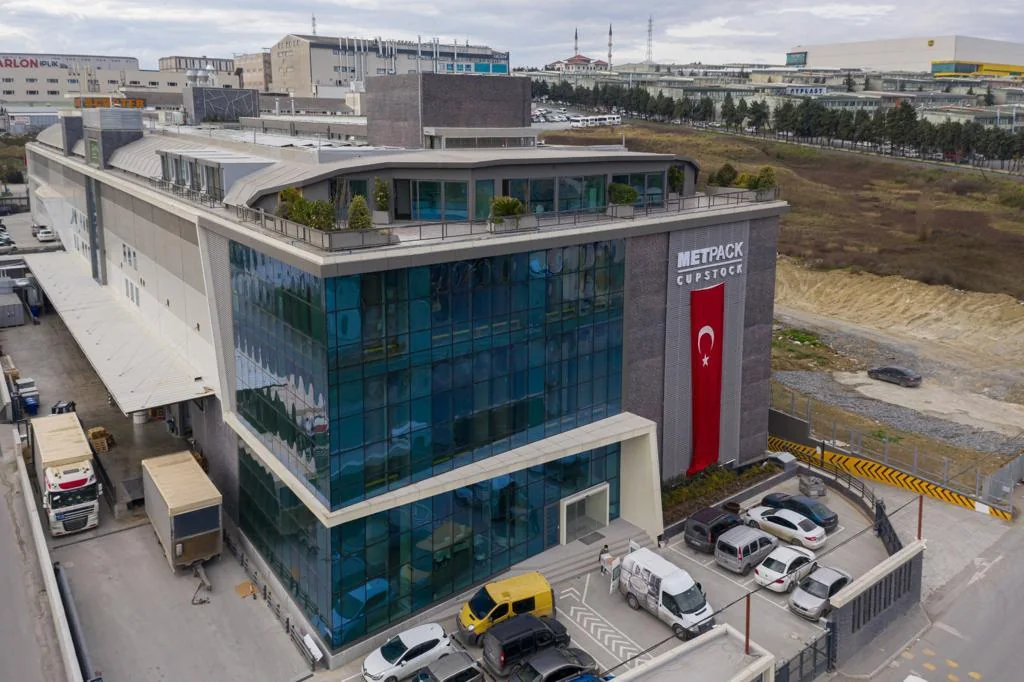 Met Kağıtçılık fabrika binasının cam cepheli yönetim bloğu ve yükleme alanının havadan görünüşü