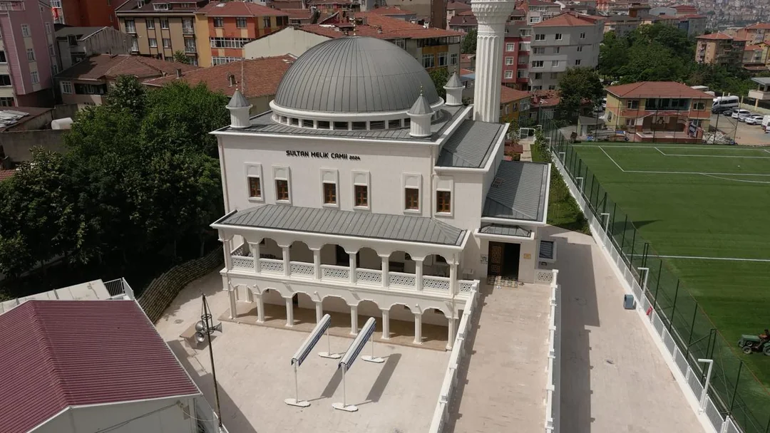 Sultan Melik Camii'nin kubbesi, revaklı cephesi ve minaresinin havadan görünüşü